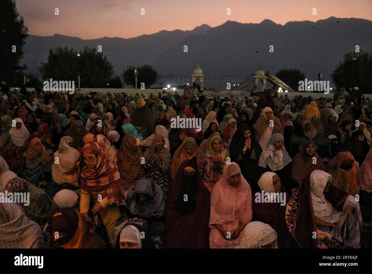 29 septembre 2023, Srinagar Cachemire, Inde : les femmes musulmanes cachemiriennes prient avant que le chef religieux (invisible) affiche la relique sainte à l'occasion de l'anniversaire de naissance de Mawlid-un-Nabi ou Prophète Muhammad (PBUH) dans le sanctuaire Dargah Hazratbal à Srinagar. Des centaines de milliers de musulmans de tout le Cachemire visitent le sanctuaire Hazratbal à Srinagar pour rendre hommage à l'anniversaire de naissance du prophète Mahomet (PBUH). Le sanctuaire est hautement vénéré par les musulmans cachemiris car il est censé abriter une relique sainte du prophète Mahomet (PBUH). La relique est exposée aux dévots lors des jours islamiques importants Banque D'Images