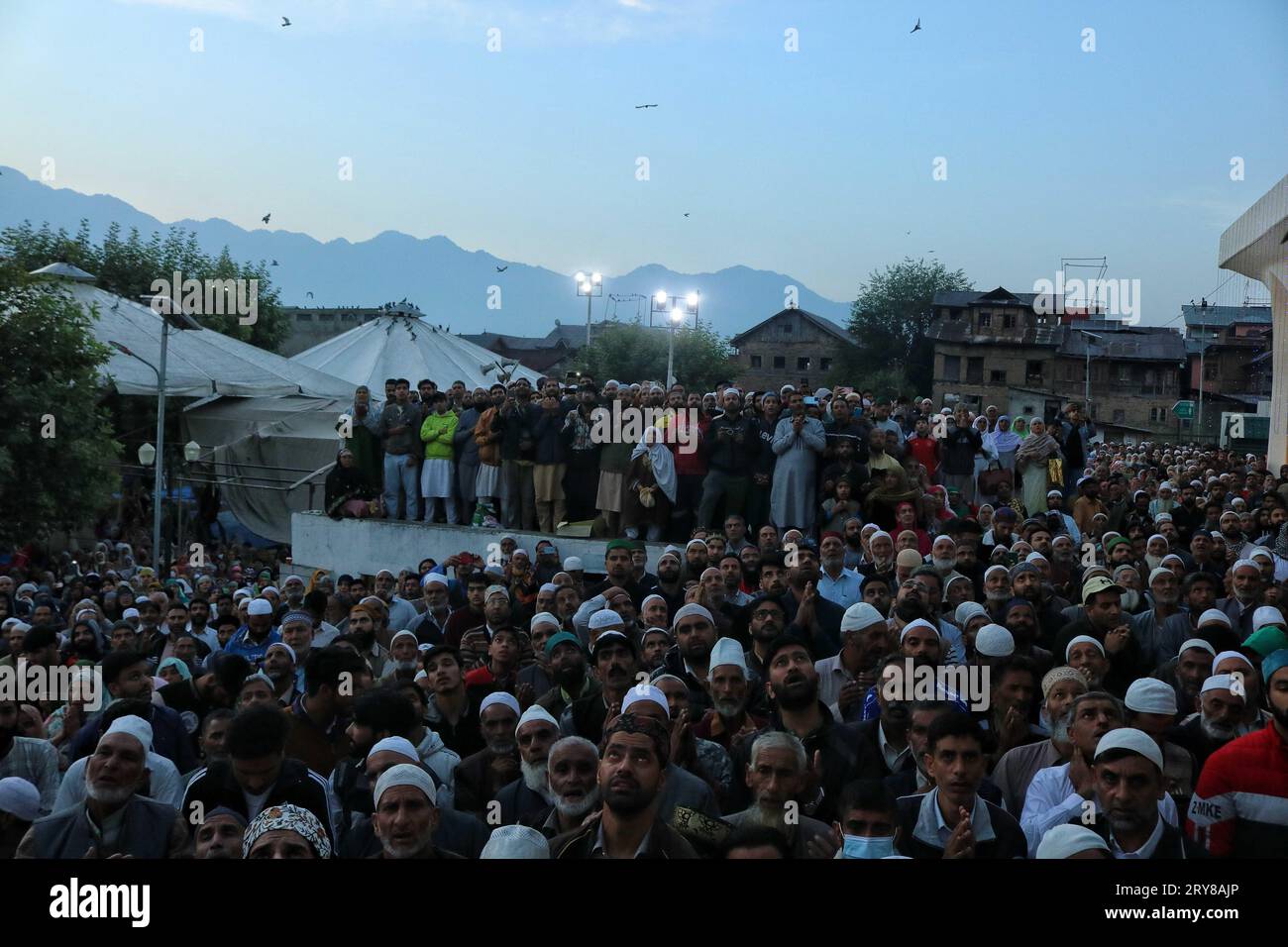 29 septembre 2023, Srinagar Cachemire, Inde : les gens prient alors que le chef religieux (invisible) affiche la relique sainte à l'occasion de l'anniversaire de naissance de Mawlid-un-Nabi ou Prophète Muhammad (PBUH) dans le sanctuaire Dargah Hazratbal à Srinagar. Des centaines de milliers de musulmans de tout le Cachemire visitent le sanctuaire Hazratbal à Srinagar pour rendre hommage à l'anniversaire de naissance du prophète Mahomet (PBUH). Le sanctuaire est hautement vénéré par les musulmans cachemiris car il est censé abriter une relique sainte du prophète Mahomet (PBUH). La relique est exposée aux dévots lors des jours islamiques importants tels que le Mawlid Banque D'Images