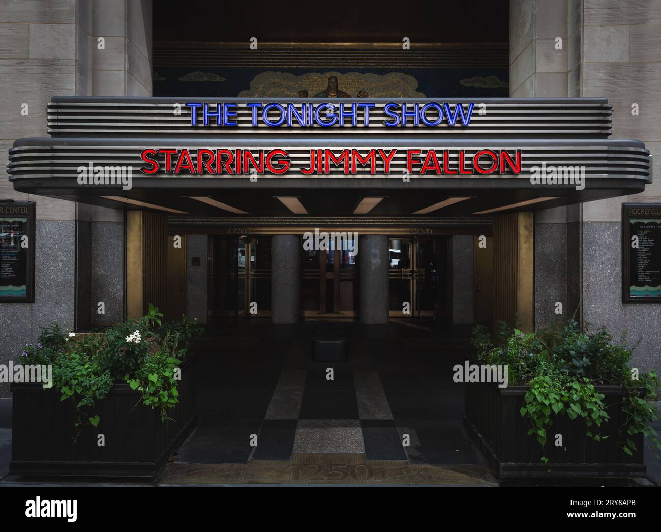 30 ROCKEFELLER CENTER, NEW YORK, USA, - 15 SEPTEMBRE 2023. L'entrée du Rockefeller Center et des studios NBC avec le Tonight Show avec Jim Banque D'Images
