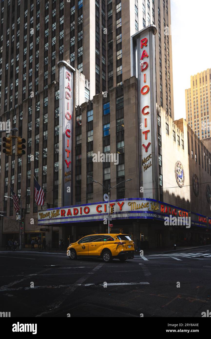 RADIO CITY MUSIC HALL, NEW YORK, USA, - 15 SEPTEMBRE 2023. Une édition vintage de l'entrée de la radio City Music Hall avec le célèbre néon et le jaune Banque D'Images