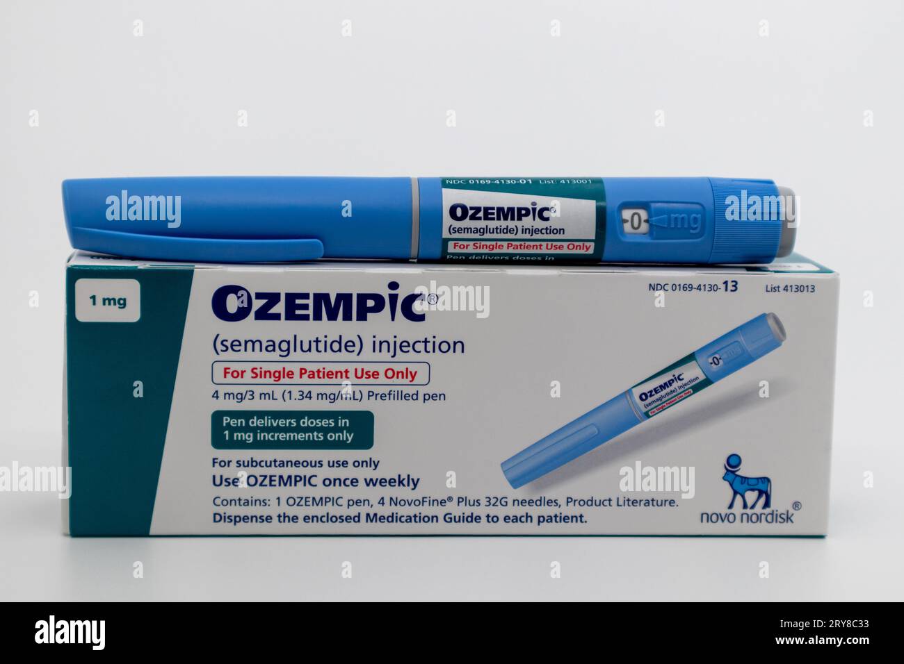 Stylo Ozempic et boîte sur fond blanc avec espace de copie Banque D'Images