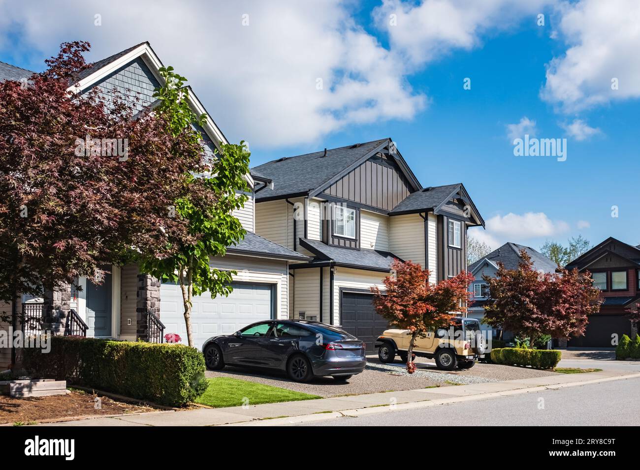 Un quartier parfait. Maisons en banlieue en été en Amérique du Nord. Immobilier extérieur Front House sur une journée ensoleillée. Grande maison de luxe avec joliment Banque D'Images