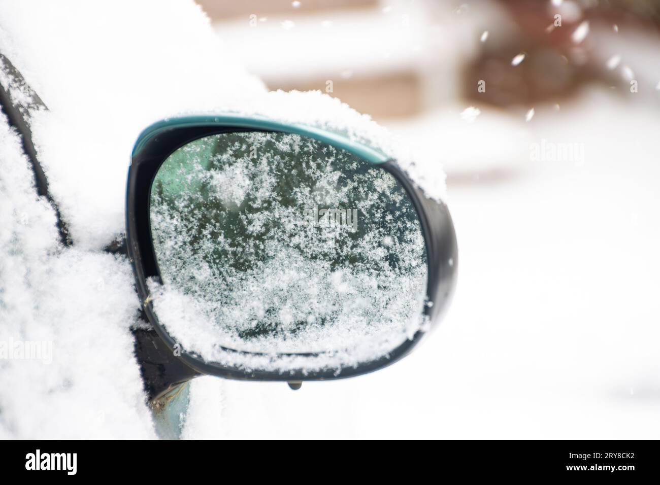 Rétroviseur d'une voiture couverte de neige un jour d'hiver Banque D'Images