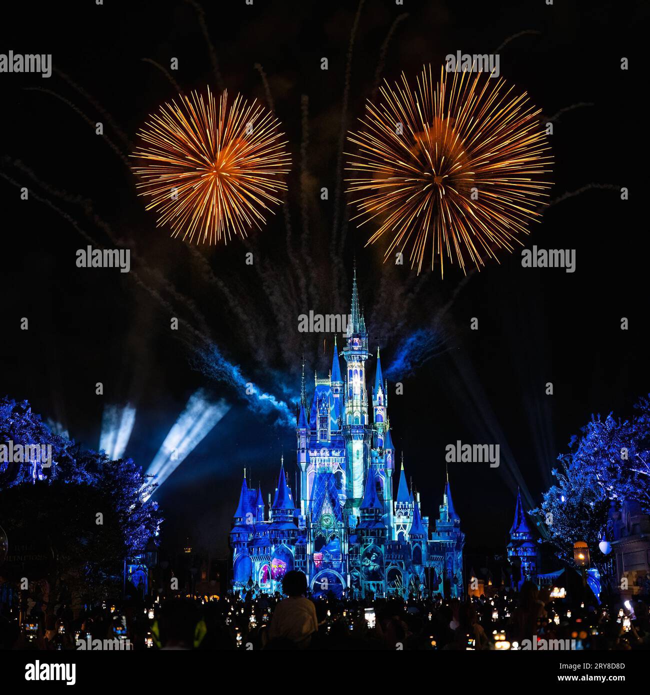 Orlando, États-Unis - 25 juillet 2023 : une foule de visiteurs dans le parc Disney World Magic Kingdom, photographiant les feux d'artifice au-dessus du château de Cendrillon à Banque D'Images