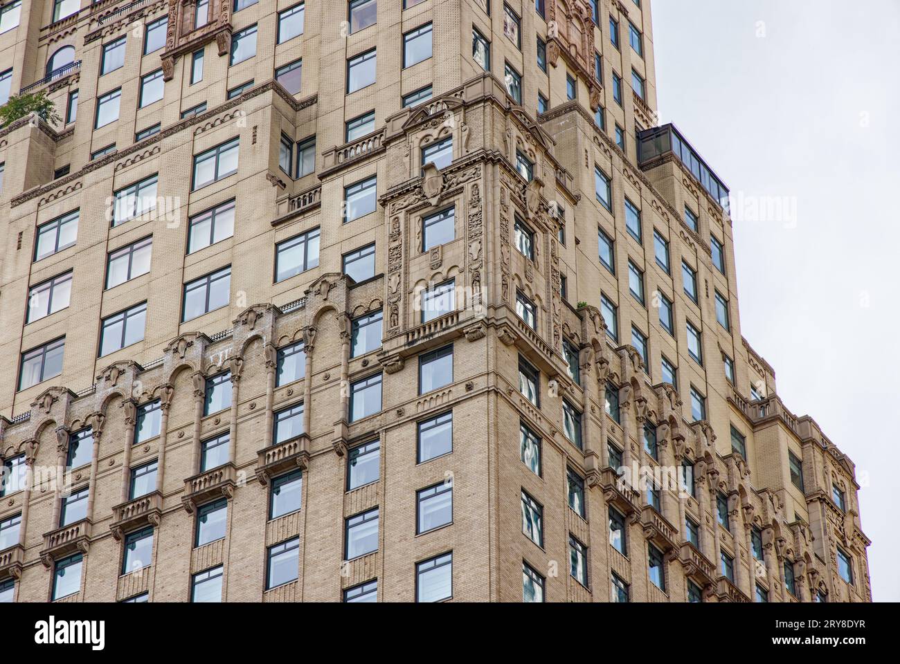 Ritz-Carlton Residences, au 50 Central Park South à Midtown Manhattan, sont des conversions de condo de l'ancienne rue Hôtel Moritz. Banque D'Images