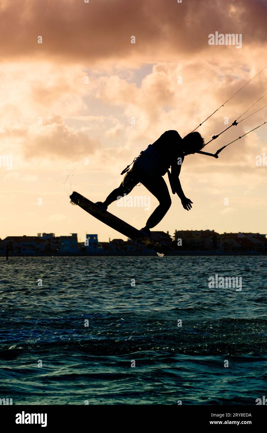 Silhouette d'un kitesurfer volant Banque D'Images