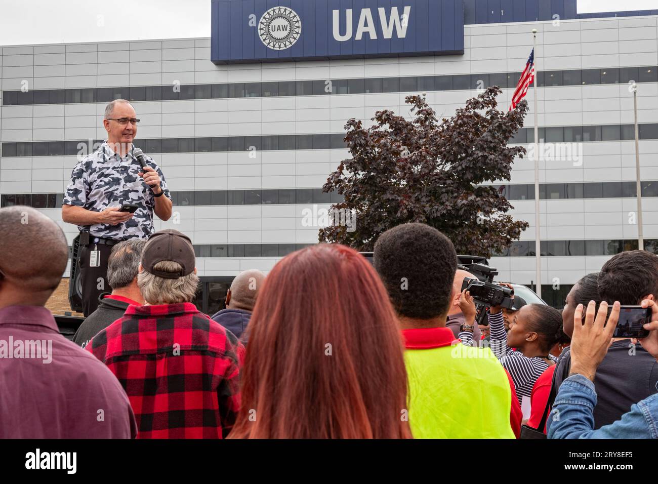 Detroit, Michigan, États-Unis. 29 septembre 2023. Le président de l'UAW, Shawn Fain, prend la parole en tant que membres du rassemblement des travailleurs Unis de l'automobile à la Maison de la solidarité du syndicat alors que leur grève de deux semaines s'étend à une usine Ford à Chicago et à une usine General Motors à Lansing. Crédit : Jim West/Alamy Live News Banque D'Images