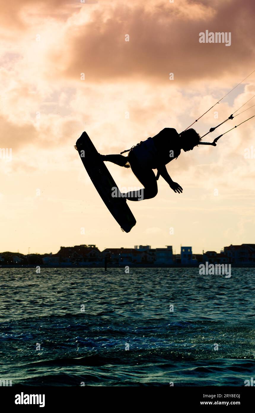 Silhouette d'un kitesurfer volant Banque D'Images