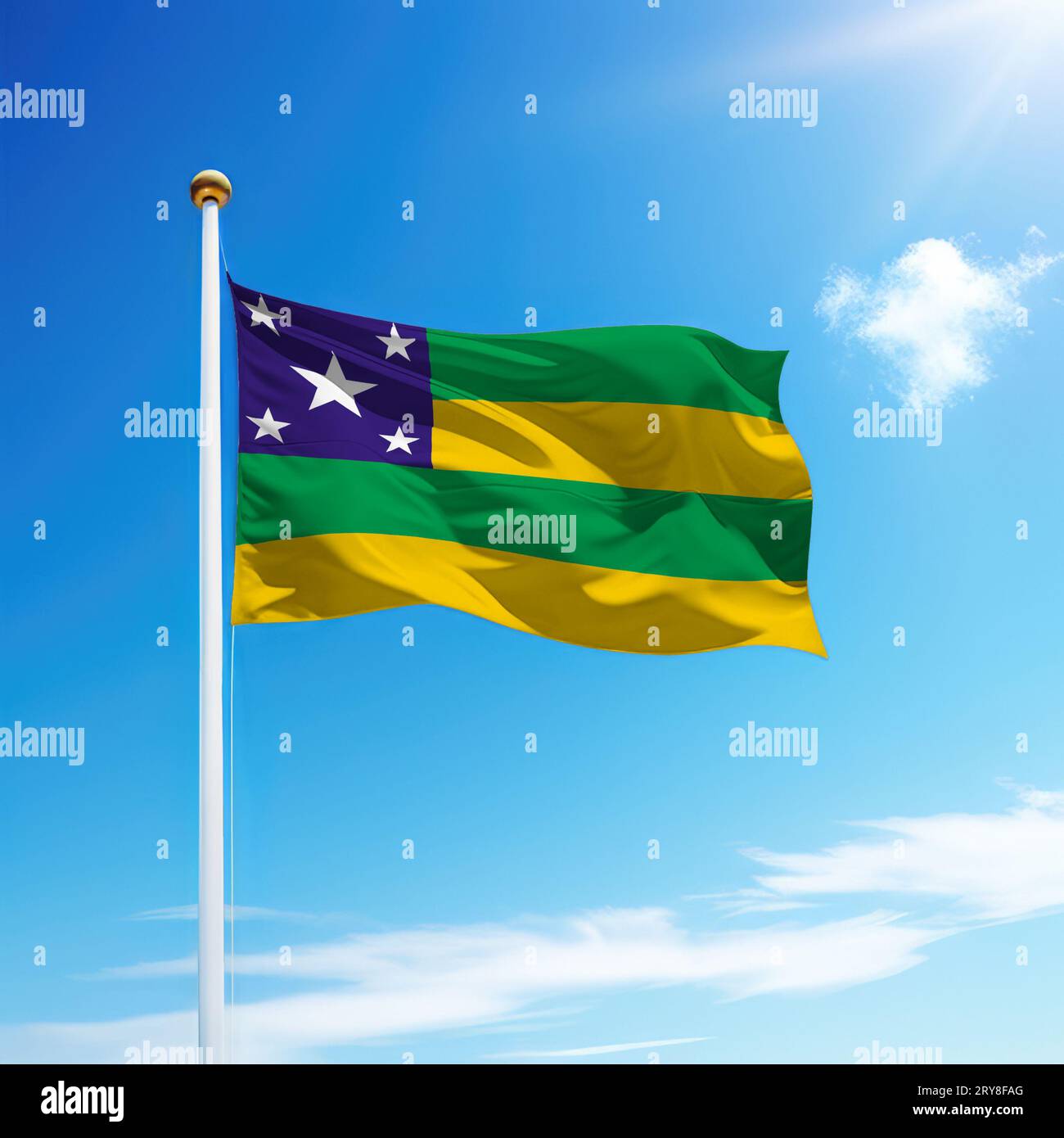 Le drapeau ondulant de Sergipe est un état du Brésil sur mât avec fond de ciel. Banque D'Images