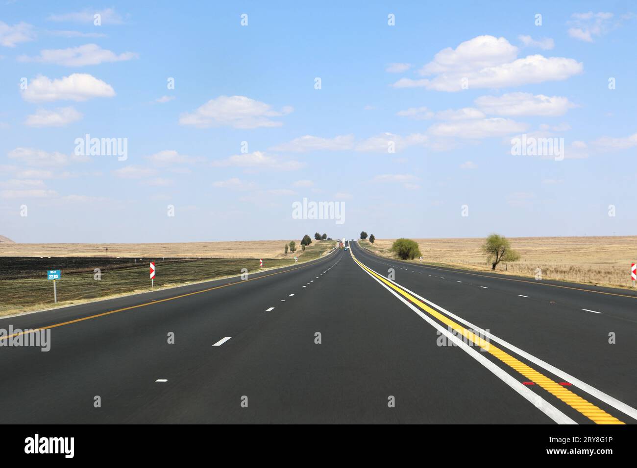 L'autoroute N3 entre Durban et Johannesburg prise du point de vue des conducteurs, autoroute à l'horizon avec des voitures et des camions et paysage sec Banque D'Images