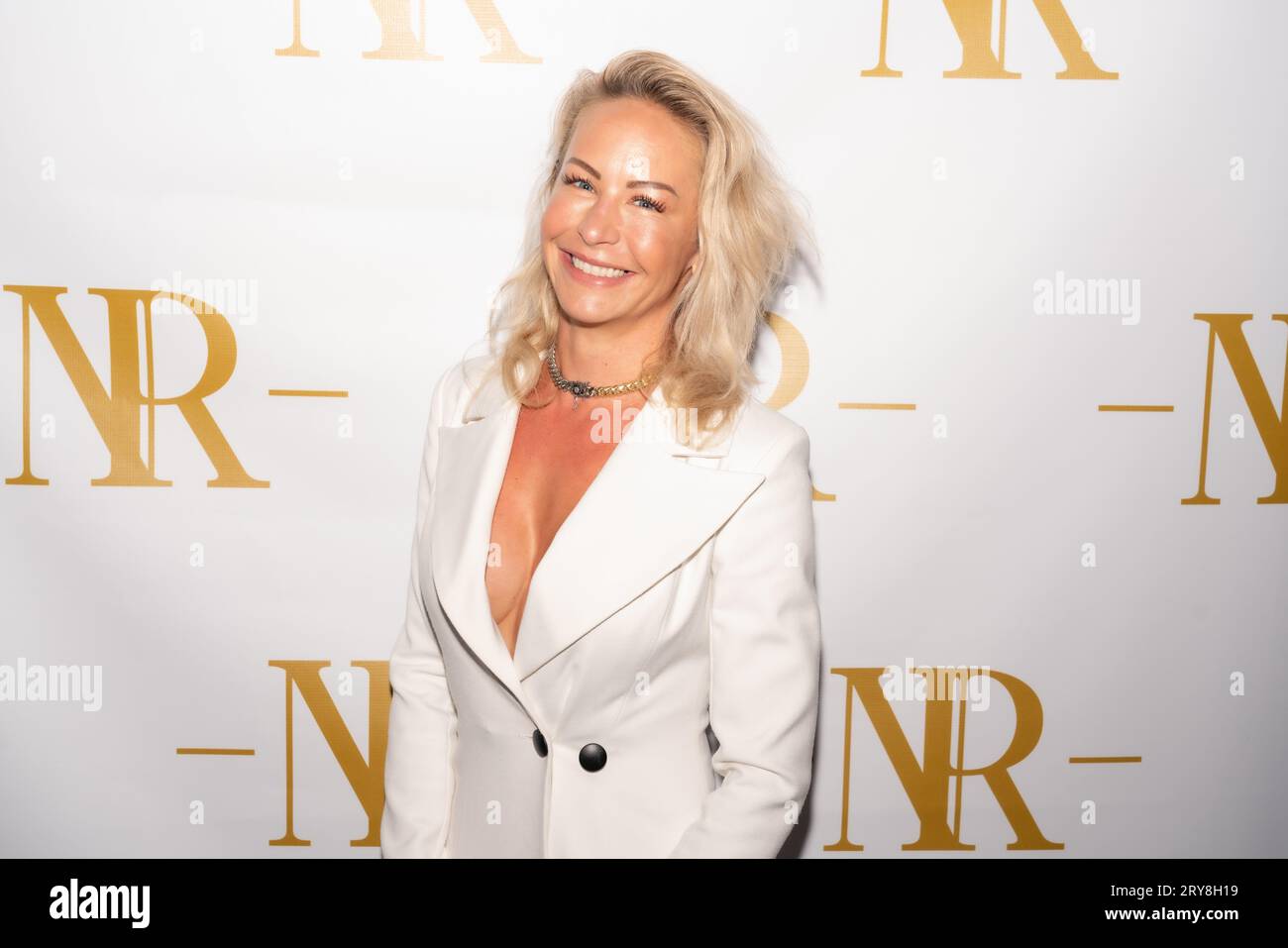 Julie Hines assiste au Speakeasy Restaurant The Newsroom en ouverture officielle organisée par Jax Taylor à long Island City, NY, le 28 septembre 2023. (Photo de David Warren /Sipa ? USA) crédit : SIPA USA/Alamy Live News Banque D'Images