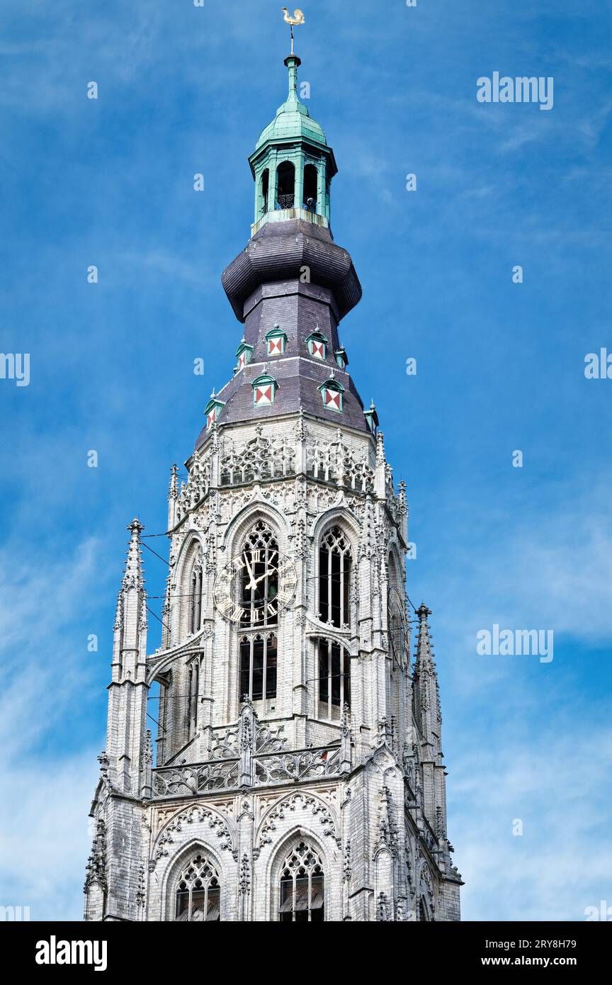 La tour de l'église gothique de la protestante onze-Lieve-Vrouwekerk à breda contre un ciel bleu avec des nuages Banque D'Images