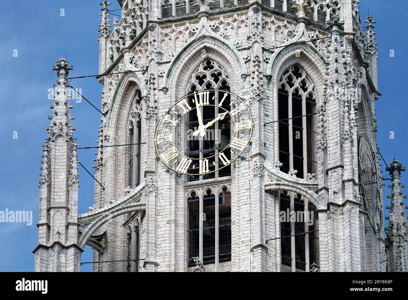 La tour de l'église gothique avec horloge de l'église protestante onze-Lieve-Vrouwekerk à breda Banque D'Images