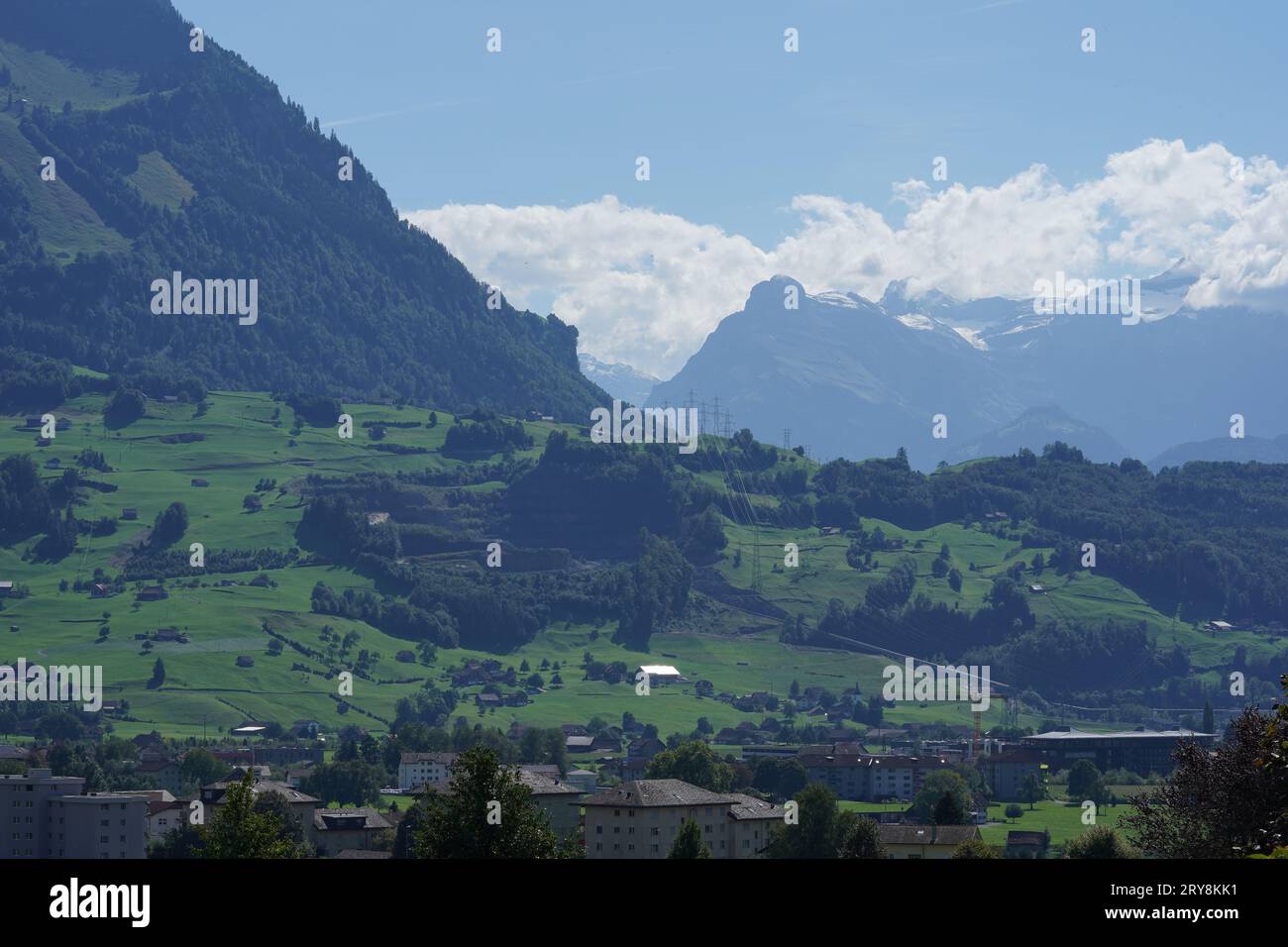 Environs de la ville de Schwyz en Suisse. Il y a des montagnes ainsi que des prairies servant de pâturages. Banque D'Images