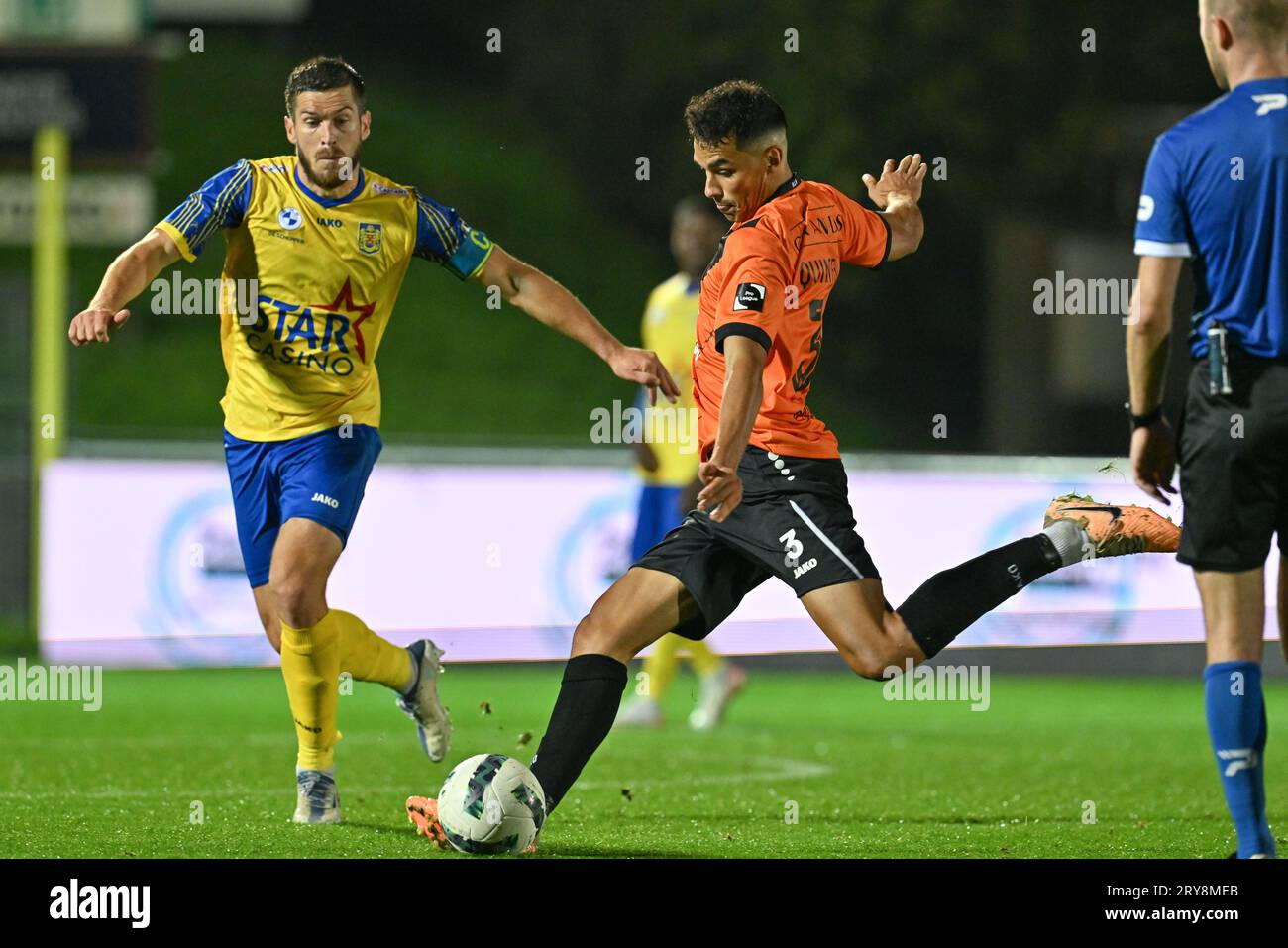 Deinze, Belgique. 29 septembre 2023. Dries Wuytens (15 ans) de SK Beveren photographié en train de défendre Teo Quintero (3 ans) de KMSK Deinze lors d'un match de football entre KMSK Deinze et Waasland SK Beveren lors de la 7 ème journée de la saison Challenger Pro League 2023-2024, le vendredi 29 septembre 2023 à Deinze, Belgique . Crédit : Sportpix/Alamy Live News Banque D'Images