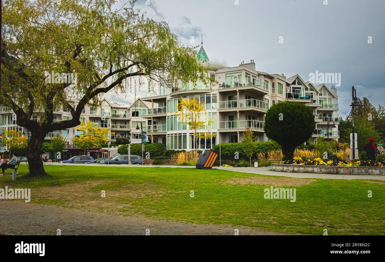 Harrison Hot Springs, C.-B., Canada-25 septembre 2023. Le village de Harrison Hot Springs. Vue sur la rue du Harrison Village Mall. Photo de voyage, sélectionnez Banque D'Images