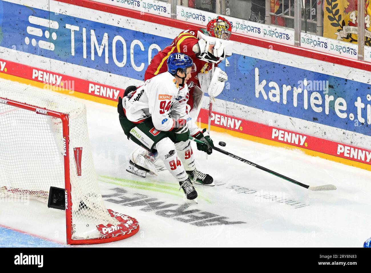 Eishockey DEL - Düsseldorfer EG vs Augsburger Panther am 29.09.2023 im ISS Dome in Düsseldorf Düsseldorfs Torhüter Henrik Haukeland (Nr.40) einen Tick schneller als Augsburgs Andrei Hakulinen (Nr.94) Foto : osnapix Banque D'Images