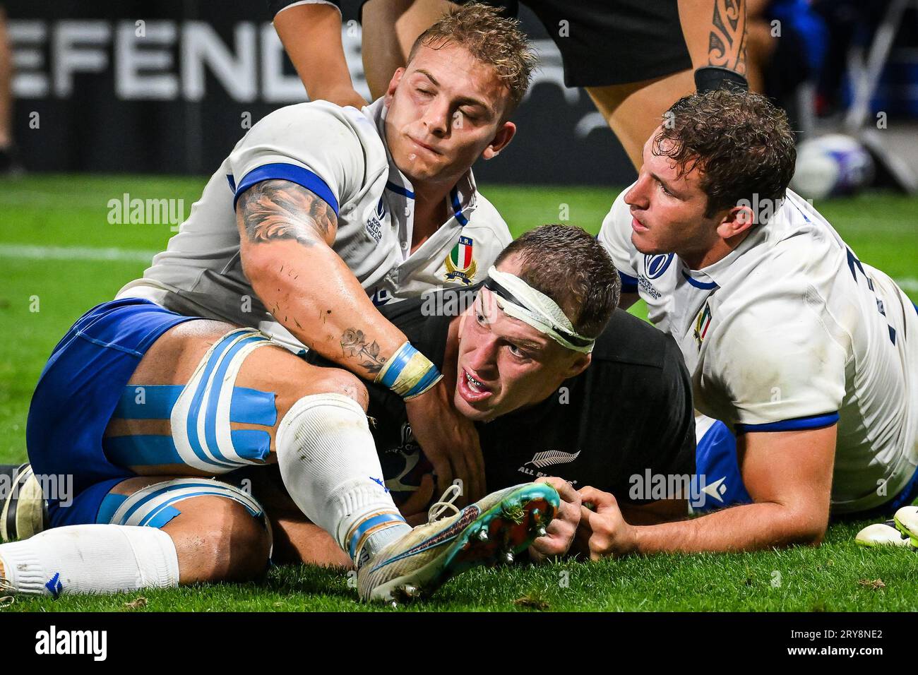 Decines Charpieu, France. 29 septembre 2023. Brodie RETALLICK de Nouvelle-Zélande marque son essai, Lorenzo CANNONE d'Italie et Michele LAMARO d'Italie lors de la coupe du monde 2023, poule un match de rugby à XV entre la Nouvelle-Zélande et l'Italie le 29 septembre 2023 au Groupama Stadium à Decines-Charpieu près de Lyon, France - photo Matthieu Mirville/DPPI crédit: DPPI Media/Alamy Live News Banque D'Images