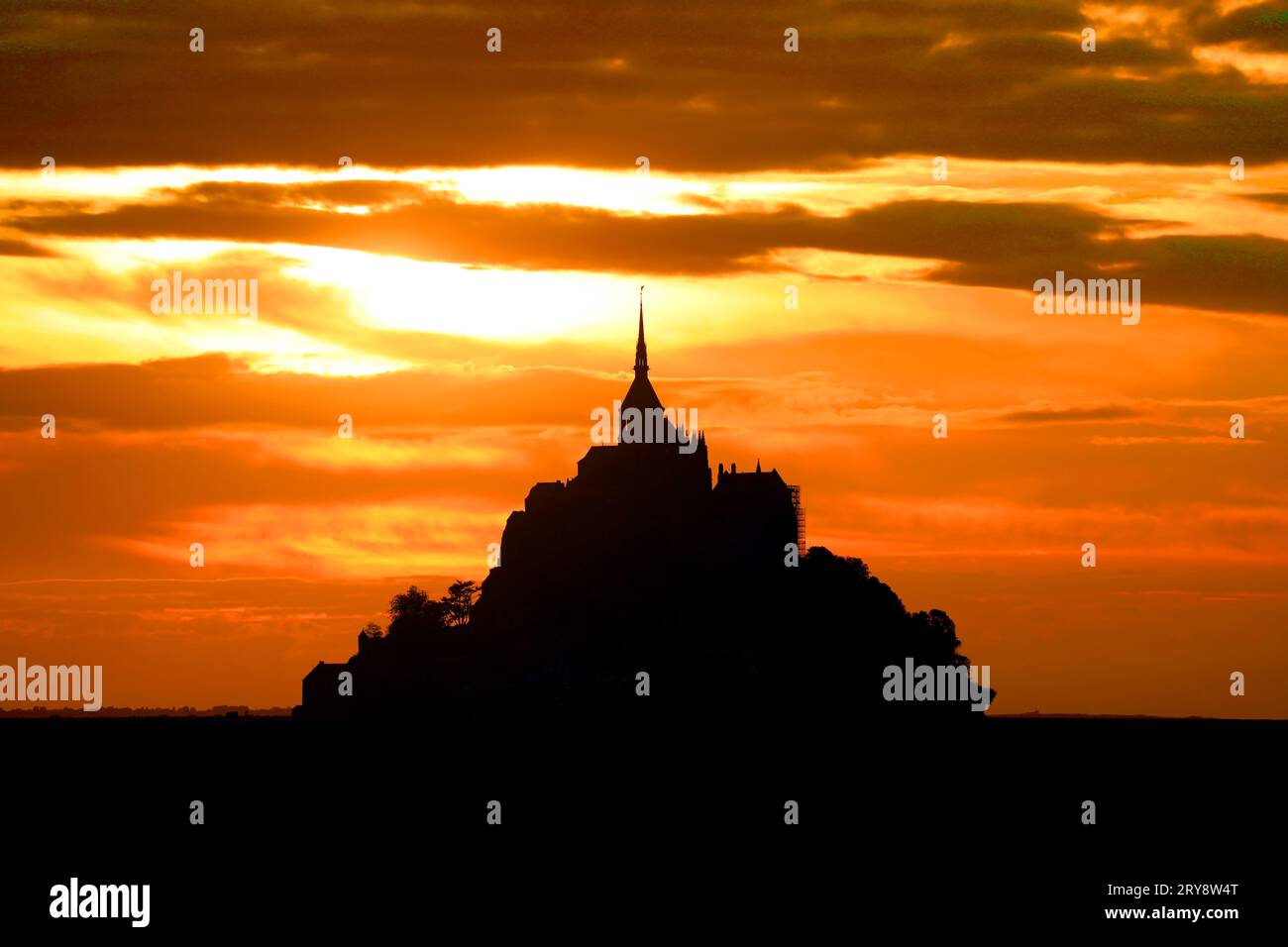 Vue romantique à couper le souffle avec Abbaye du Mont Saint Michel en Normandie en France au coucher du soleil Banque D'Images