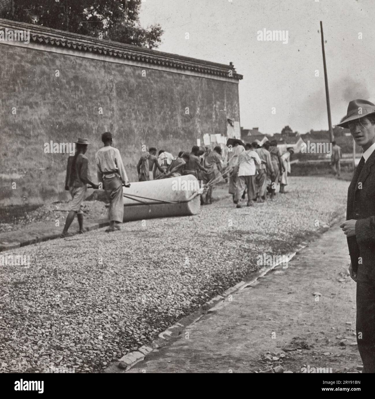 The Chinese Substitut for Horse Power - manipuler un énorme rouleau de pierre dans les rues de Nankin, Chine, 1906 Banque D'Images