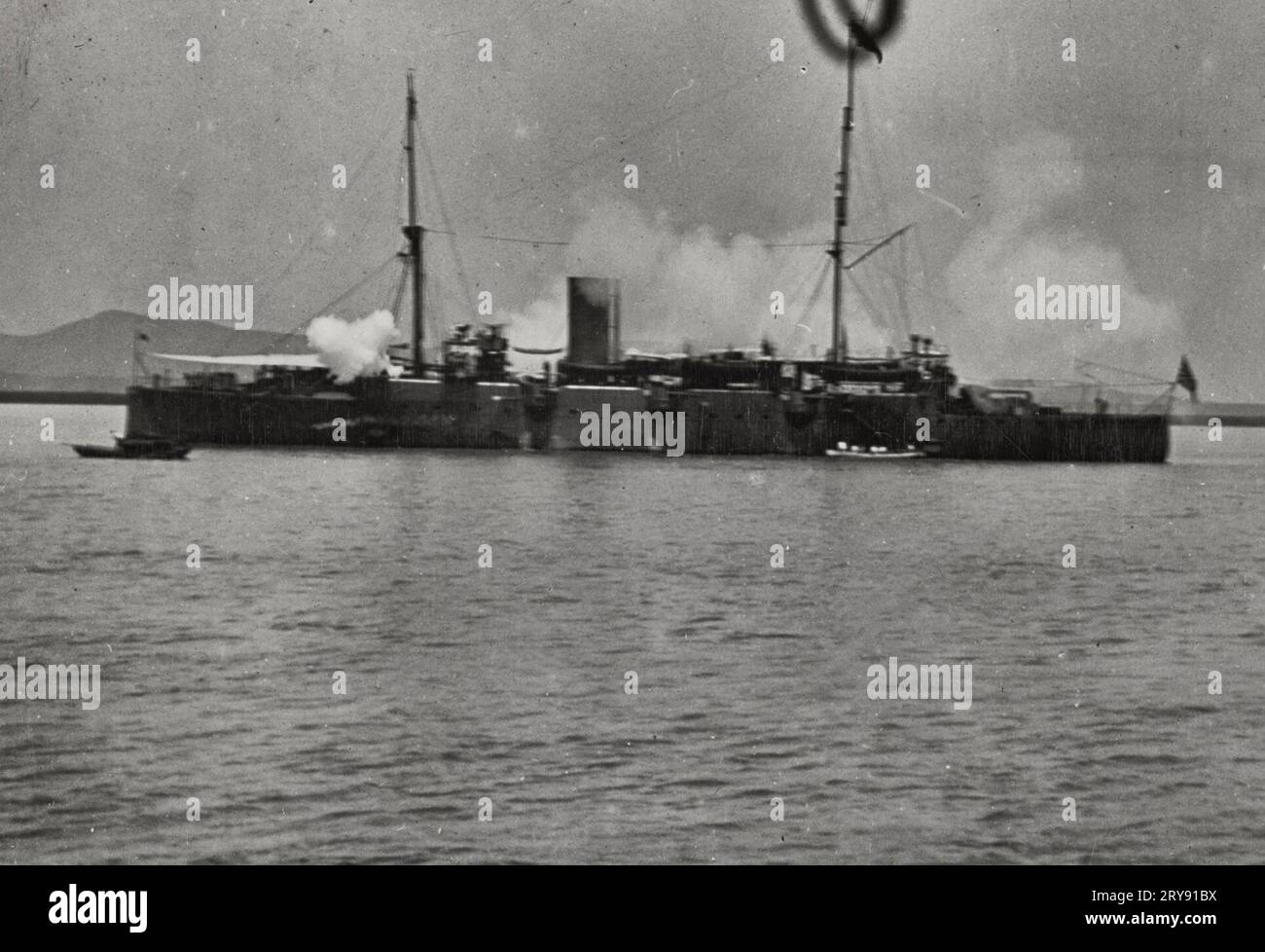 Navire de guerre japonais saluant les forts chinois sur le Yangtse-kiang, Nankin, Chine, 1906 Banque D'Images