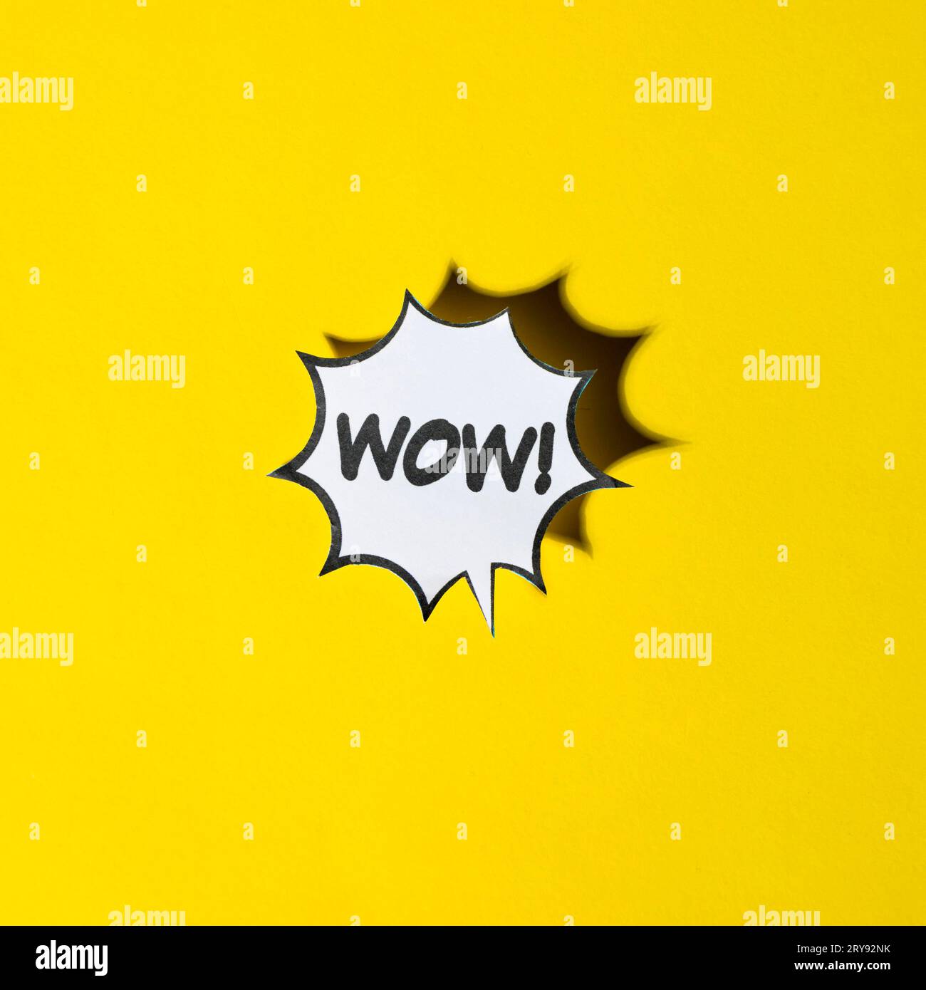 bande dessinée bulle de discours wow émotions fond jaune. Photo haute résolution Banque D'Images