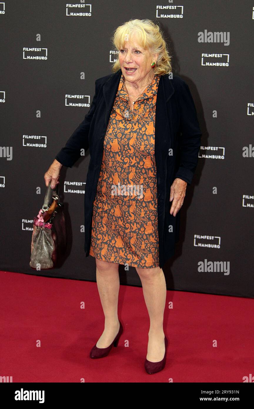 Hannelore Hoger BEI der Festivaleröffnung mit der Premiere des Kinofilms Inshallah a Boy auf dem 30. Filmfest Hamburg im CinemaxX Dammtor. Hambourg, 28.09.2023 *** Hannelore Hoger à l'ouverture du festival avec la première du long métrage Inshallah a Boy au Filmfest Hambourg 30 au CinemaxX Dammtor Hamburg, 28 09 2023 Foto:xgbrcix/xFuturexImagex filmfest opening 3913 crédit : Imago/Alamy Live News Banque D'Images