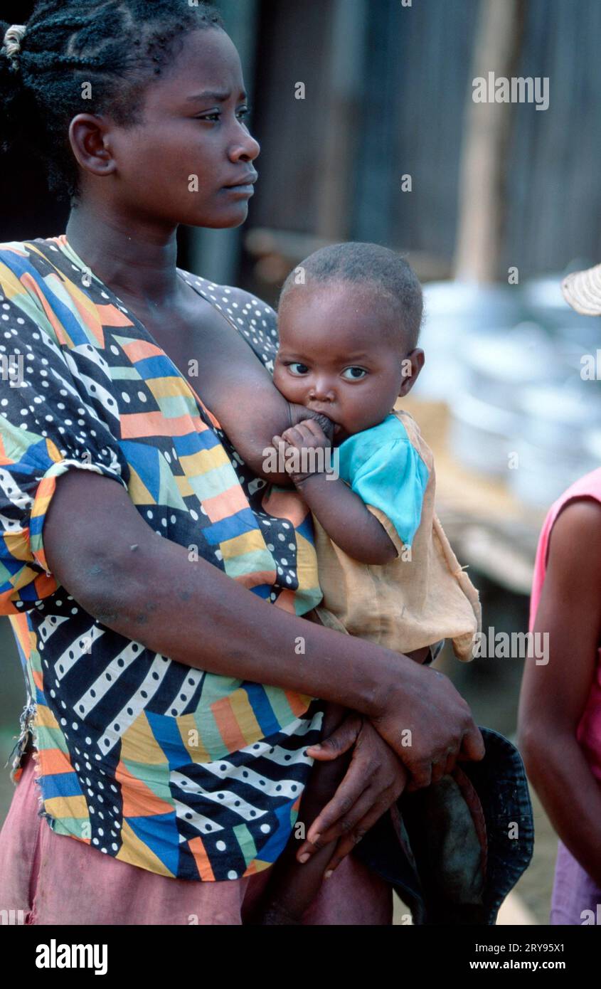 Femme allaitant son bébé, Madagascar Banque D'Images