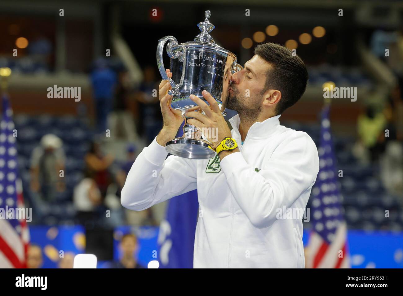 Tennisspieler Novak Djokovic (SRB) kuesst die Trophaee nach seinem 24. Grand-Chelem-Rekordsieg BEI den US Open 2023, USTA Billie Jean King National Banque D'Images
