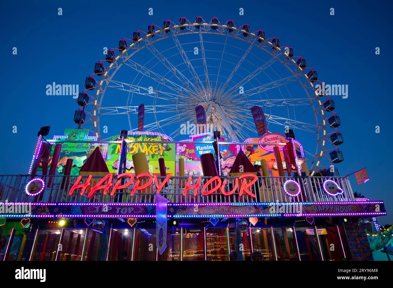 Grande roue, happy hour, balade, Cannstatter Volksfest, Wasen, Cannstatt, heure bleue, soir, effet de mouvement, LED, Stuttgart, Baden-Wuerttemberg Banque D'Images