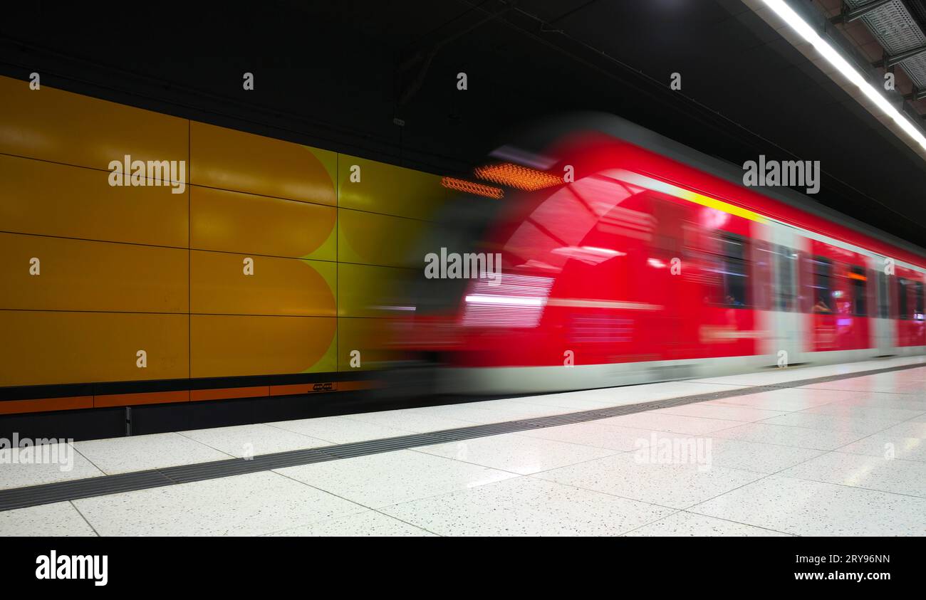 Métro arrivant train de banlieue, train, arrêt, gare Schwabstrasse, transports publics, effet de mouvement, Stuttgart, Baden-Wuerttemberg, Allemagne Banque D'Images