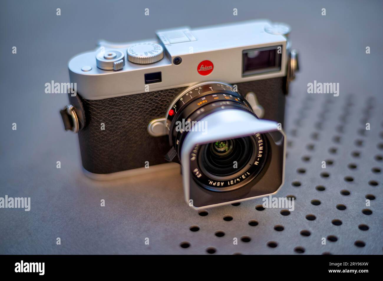 Leica M11 caméra télémétrique, argent, Super-Elmar M 21mm f3, 4 ASPH., rétro design, studio shot, Stuttgart, Baden-Wuerttemberg, Allemagne Banque D'Images