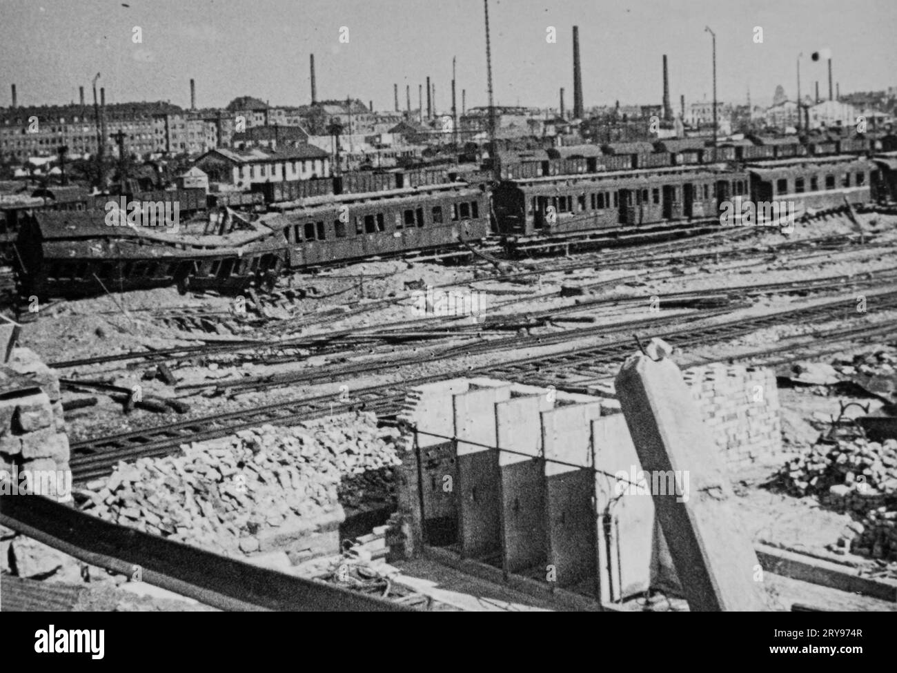 Wagons détruits sur les voies du pont de Nossen après les bombardements, date exacte de la photographie estimée Banque D'Images