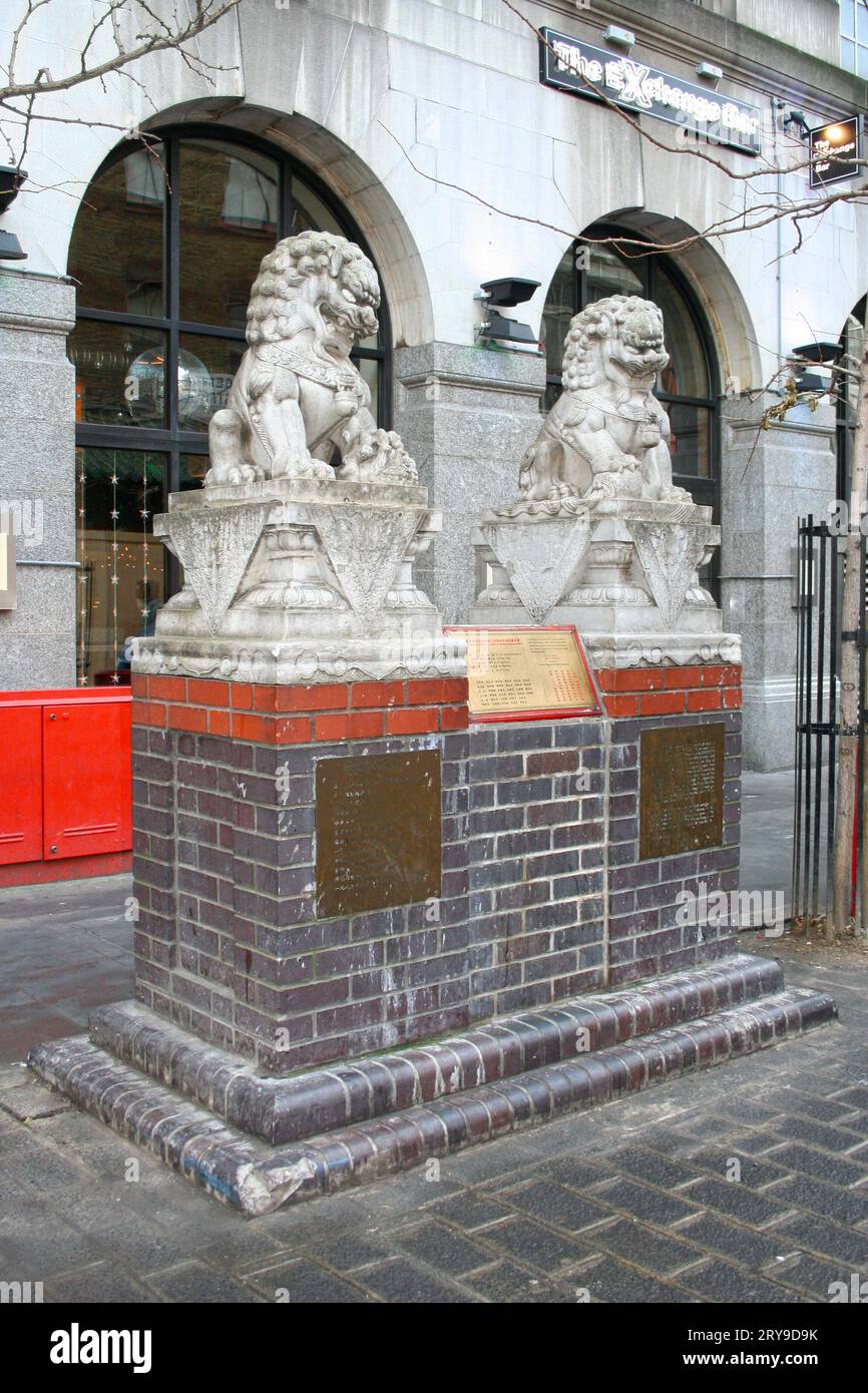 Londres, Angleterre - décembre 28 2006 : couple de lions de pierre au milieu de Gerrard Street, face à Macclesfield Street. Cet endroit connu sous le nom de Chinatown i. Banque D'Images