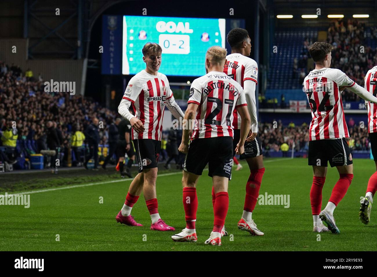 Sheffield, Royaume-Uni. 29 septembre 2023. Jack Clarke, milieu de terrain de Sunderland (20) marque un BUT 0-2 et célèbre avec Alex Pritchard, milieu de terrain de Sunderland (21) lors du Sheffield Wednesday FC vs Sunderland AFC SKY BET EFL Championship Match au Hillsborough Stadium, Sheffield, Royaume-Uni le 29 septembre 2023 Credit : Every second Media/Alamy Live News Banque D'Images