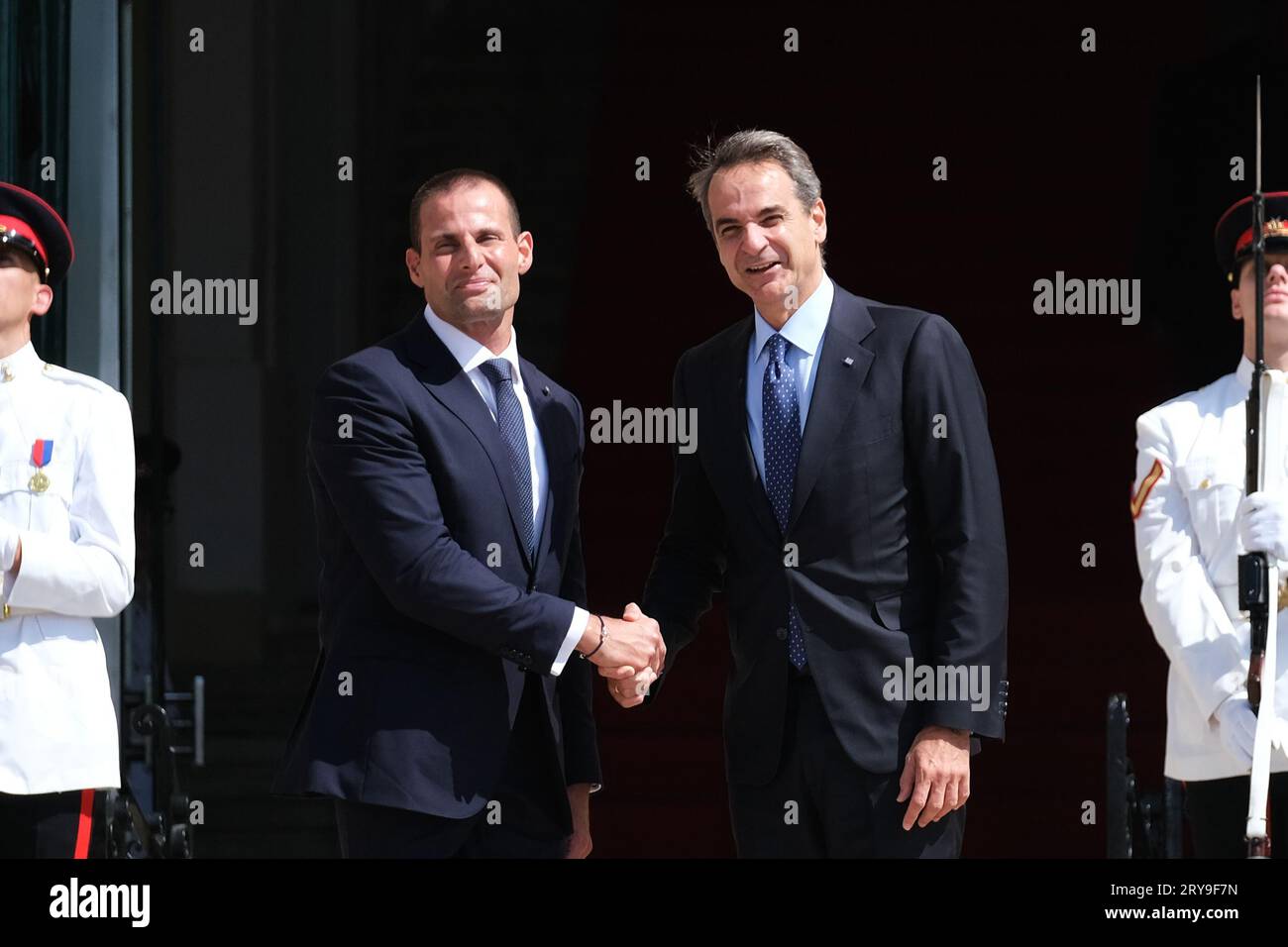 La Valette, Malte. 29 septembre 2023. Le Premier ministre maltais Robert Abela (C-L) serre la main du Premier ministre grec Kyriakos Mitsotakis à la Valette, Malte, le 29 septembre 2023. Les dirigeants de neuf pays du sud de l'Europe ont appelé l'Union européenne (UE) à finaliser un nouvel accord sur la migration et l'asile avant les élections au Parlement européen de l'année prochaine, et à intensifier les efforts pour empêcher les départs d'Afrique du Nord. Crédit : Jonathan Borg/Xinhua/Alamy Live News Banque D'Images