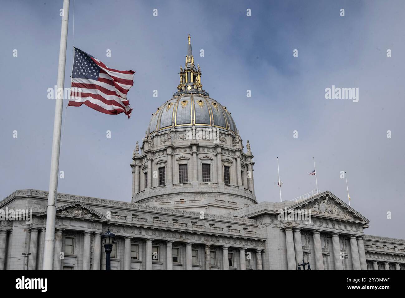 San Francisco, États-Unis. 29 septembre 2023. Des drapeaux flottent à la moitié du personnel à l'hôtel de ville de San Francisco en l'honneur de la sénatrice Diane Feinstein le vendredi 29 septembre 2023 à San Francisco. Feinstein, la femme ayant servi le plus longtemps au Sénat et autrefois maire de sa ville natale de San Francisco, est décédée à l'âge de 90 ans. Photo de Teerry Schmitt/UPI crédit : UPI/Alamy Live News Banque D'Images