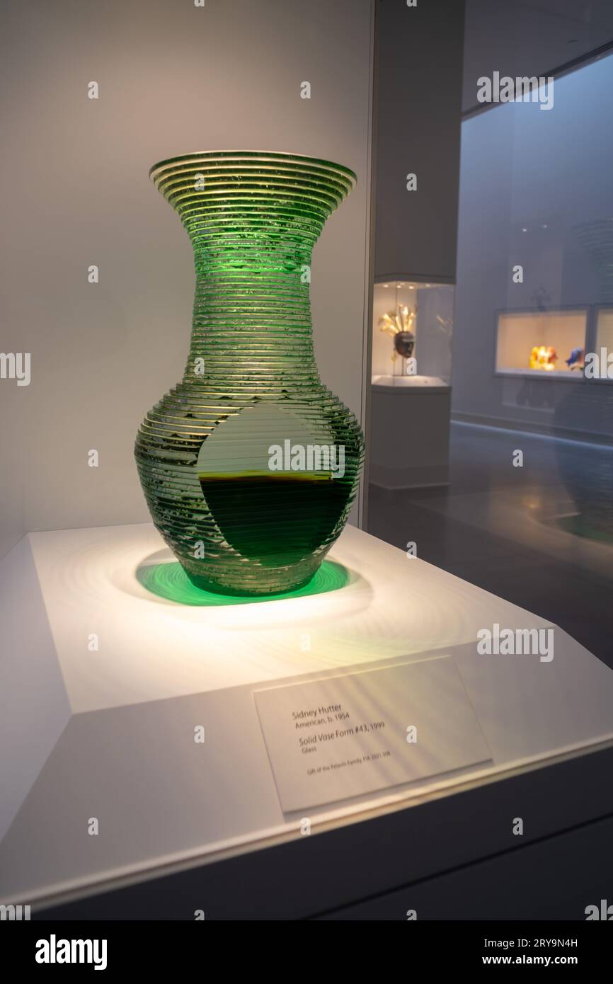 Vase Solid Form #43, par Sidney Hutter, au Flint Institute of Arts Banque D'Images