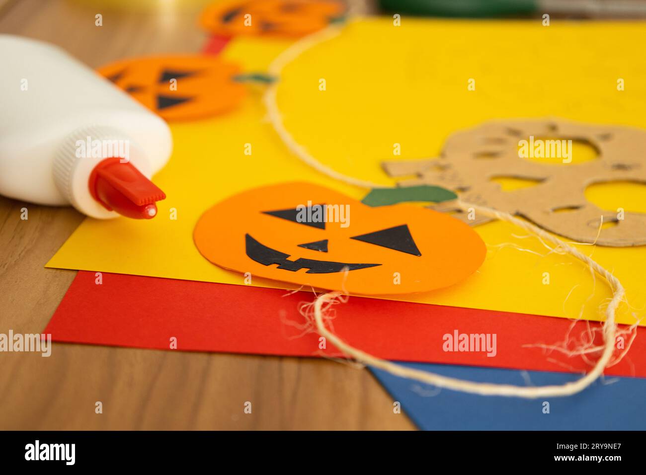 citrouille en papier sur des matériaux à décorer pour halloween avec des outils sur une table Banque D'Images