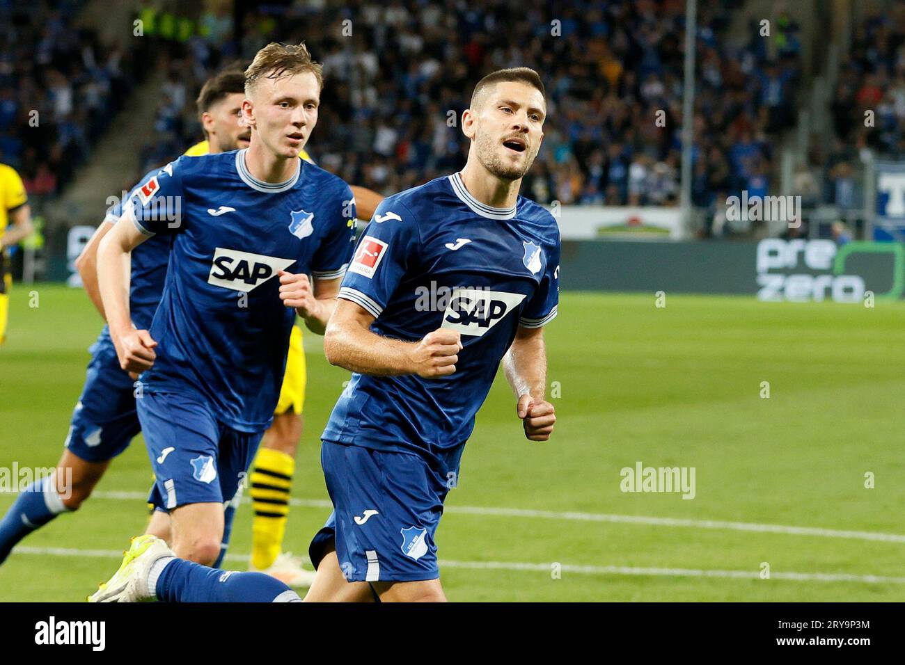 Sinsheim, Allemagne. 29 septembre 2023. Andrej Kramaric (à droite) du TSG 1899 Hoffenheim célèbre après avoir marqué lors du match de 6e tour de première division de Bundesliga entre le Borussia Dortmund et le TSG 1899 Hoffenheim à Sinsheim, Allemagne, le 29 septembre 2023. Crédit : Joachim Bywaletz/Xinhua/Alamy Live News Banque D'Images