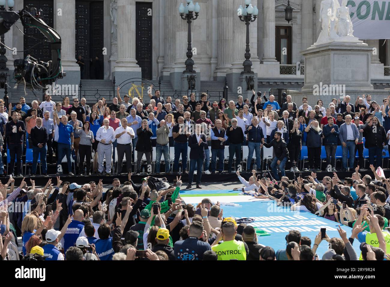 Buenos Aires, Argentine. 29 septembre 2023. La Confédération générale du travail (CGT, dans son acronyme espagnol) a organisé une marche vers la Plaza de los dos Congresos, en soutien à l'actuel ministre de l'économie et candidat à la présidence Sergio Massa, et les lois fondamentales sur le changement des gains, achat sans TVA et emploi mi Pyme, à Buenos Aires, Argentine le 29 septembre 2023. Les mouvements sociaux pro-gouvernementaux y ont également participé. Sur la photo : Sergio Massa au début de l'événement. (Photo de Esteban Osorio/Sipa USA). Crédit : SIPA USA/Alamy Live News Banque D'Images