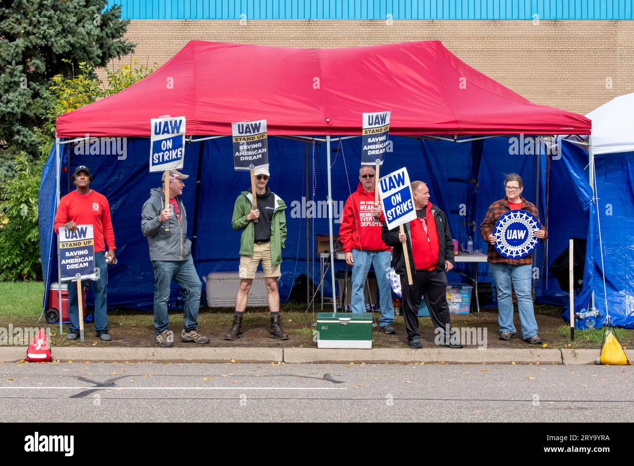 Les travailleurs Unis de l'automobile en grève au centre de distribution de pièces Stellantis à Plymouth, Minnesota. Ils fournissent des pièces pour GM, Jeep, Dodge et Chrysler Banque D'Images