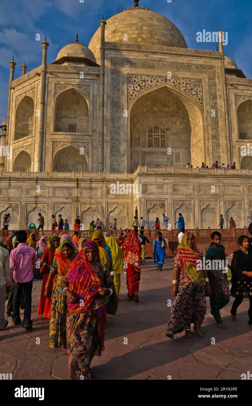 Magique Taj Mahal avec pèlerinage des Indiens à Golden Hour, Agra Banque D'Images