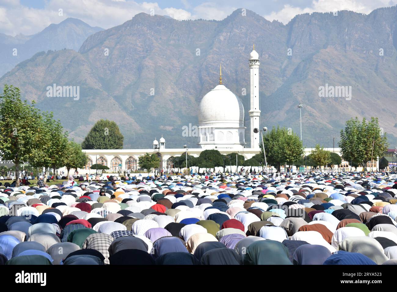 Célébration de l'Aïd Milad au Cachemire : une convergence sincère de la foi et de la Tradition le 29 septembre 2023, à Dargah Hazratbal, Srinagar. Au milieu de la beauté tranquille du lac Dal, les musulmans cachemiris se sont Unis dans la dévotion, cherchant un aperçu de la relique sacrée du Prophète Muhammad (SAW), reflétant l'Esprit durable de foi et d'unité. Photos de Danish Showkat Banque D'Images