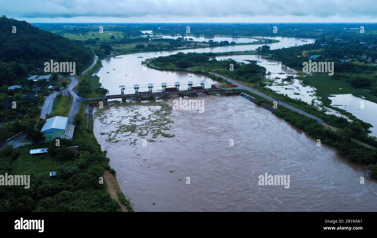 La vue aérienne de l'eau libérée par le canal de drainage du barrage en béton est un moyen de débordement de l'eau en saison des pluies. Vue de dessus du front de trouble Banque D'Images