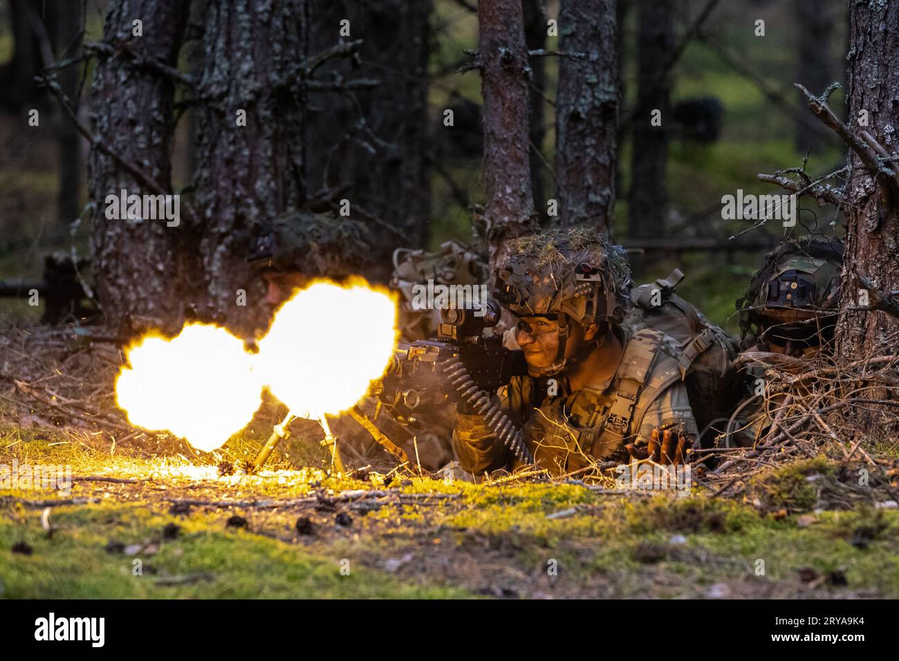 Camp Adazi, Lettonie. 23 septembre 2023. Les soldats de l’armée américaine affectés au 1e bataillon du 506e régiment d’infanterie Red Currahee 1e brigade de combat Team, 101e division aéroportée (assaut aérien), mènent des opérations offensives au cours de l’exercice Silver Arrow 2023 à Adazi, Lettonie, septembre 23. L’entraînement a permis aux soldats américains d’exécuter des tactiques réelles sur le champ de bataille aux côtés des alliés de l’OTAN du Canada, de l’Italie, de la Lettonie et de l’Espagne pour simuler un environnement de combat et renforcer l’interopérabilité. La mission de la 3e division d'infanterie en Europe est de s'engager dans des entraînements et des exercices multinationaux à travers le continent Banque D'Images