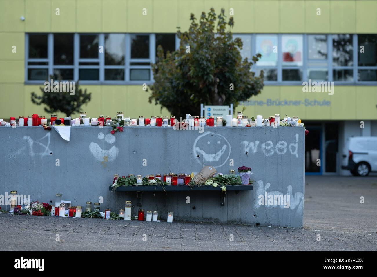 Bad Emstal, Allemagne. 30 septembre 2023. De nombreuses bougies se tiennent devant une école. Jeudi, le corps d’une jeune fille de 14 ans disparue du nord de la Hesse a été retrouvé dans une zone boisée. La police a arrêté un suspect. Crédit : Swen Pförtner/dpa/Alamy Live News Banque D'Images