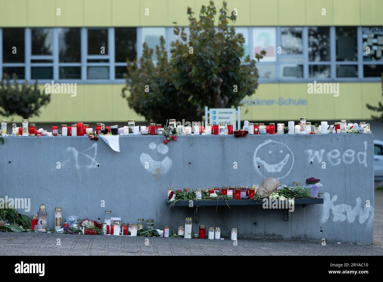 Bad Emstal, Allemagne. 30 septembre 2023. De nombreuses bougies se tiennent devant une école. Jeudi, le corps d’une jeune fille de 14 ans disparue du nord de la Hesse a été retrouvé dans une zone boisée. La police a arrêté un suspect. Crédit : Swen Pförtner/dpa/Alamy Live News Banque D'Images