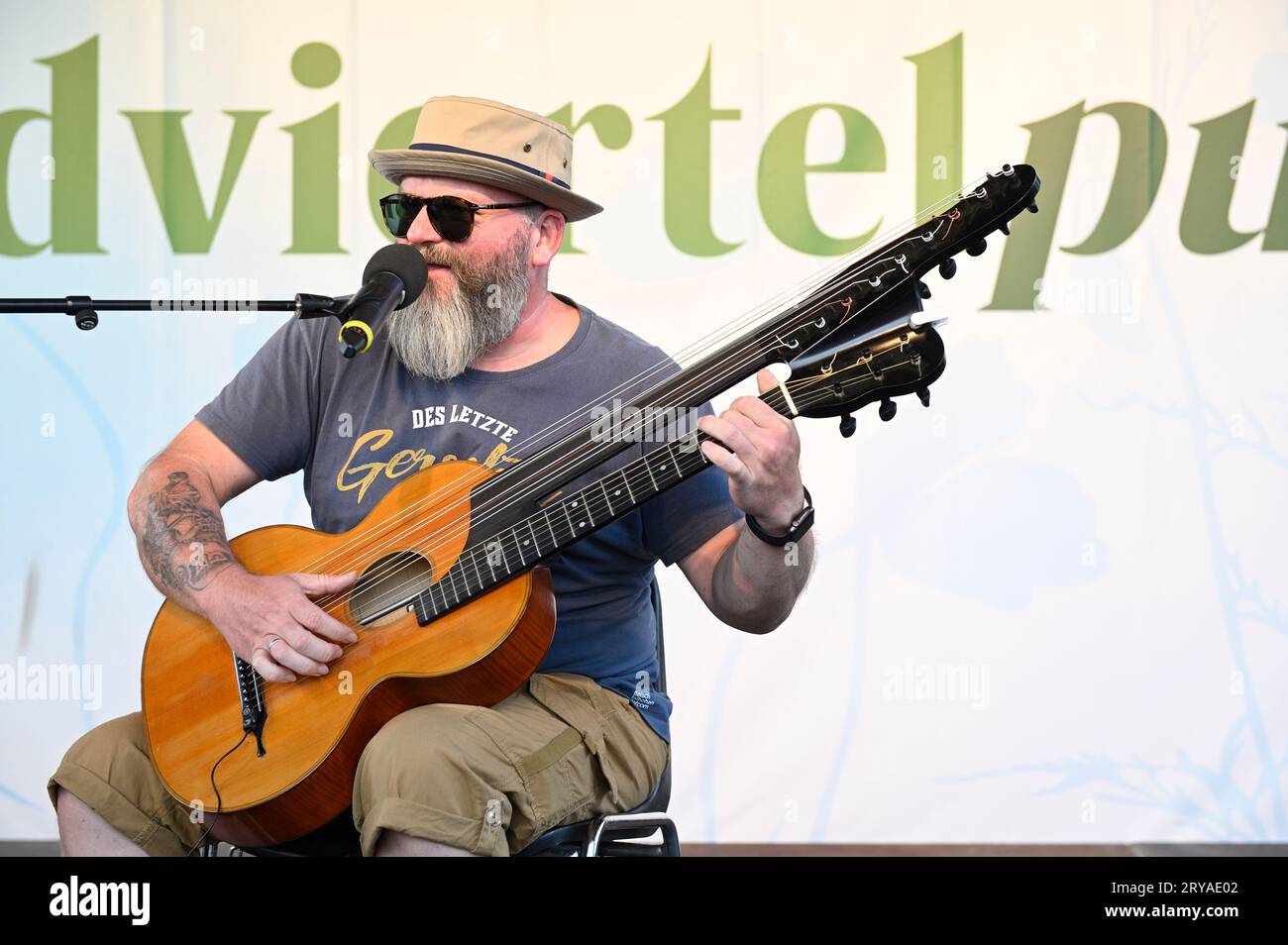 Vienne, Autriche. 28 septembre 2023. Musicien de chanson viennoise avec double guitare Banque D'Images