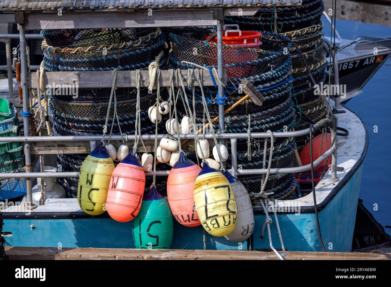 Pièges à crabe et bouées colorées à Ketchikan, Alaska, USA Banque D'Images